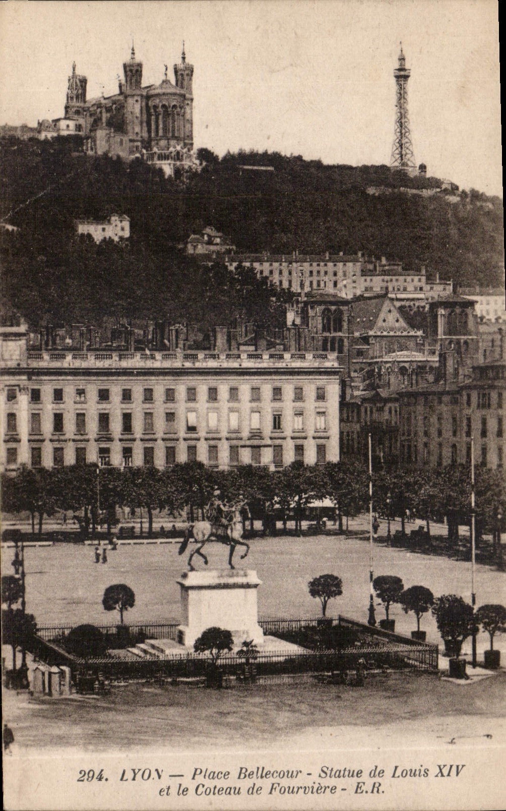 CPA Lyon Place Bellecour Statue de louis XIV et le Coteau de Fourviere 