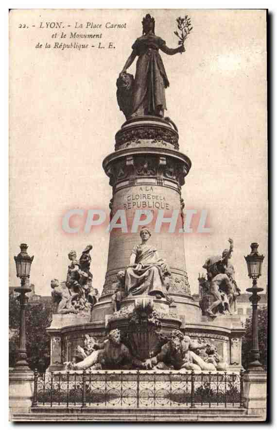 LYON - La Place Carnot et Le Monument de la République - L. E.