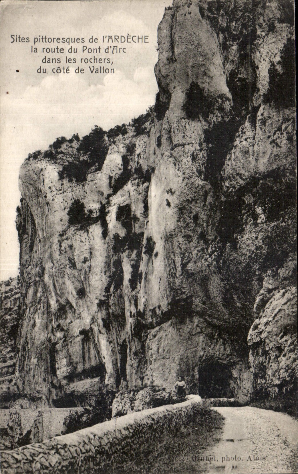 Sites pittoresques de l'ARDÈCHE — la route du Pont d'Arc dans les rochers, du côté de Vallon — Branel, photo. Alais