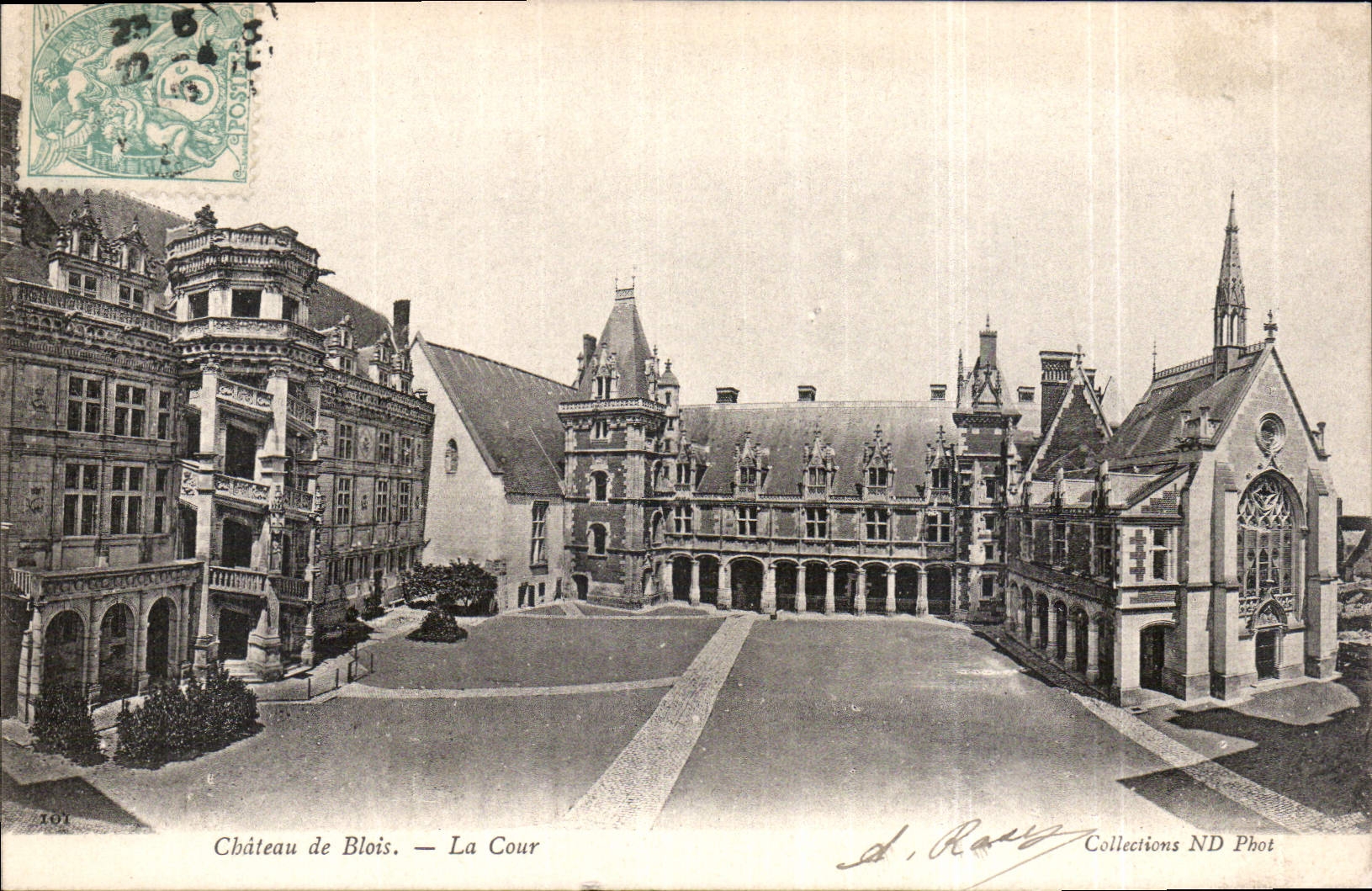 Château de Blois — La Cour — D. Razy Collections ND Phot