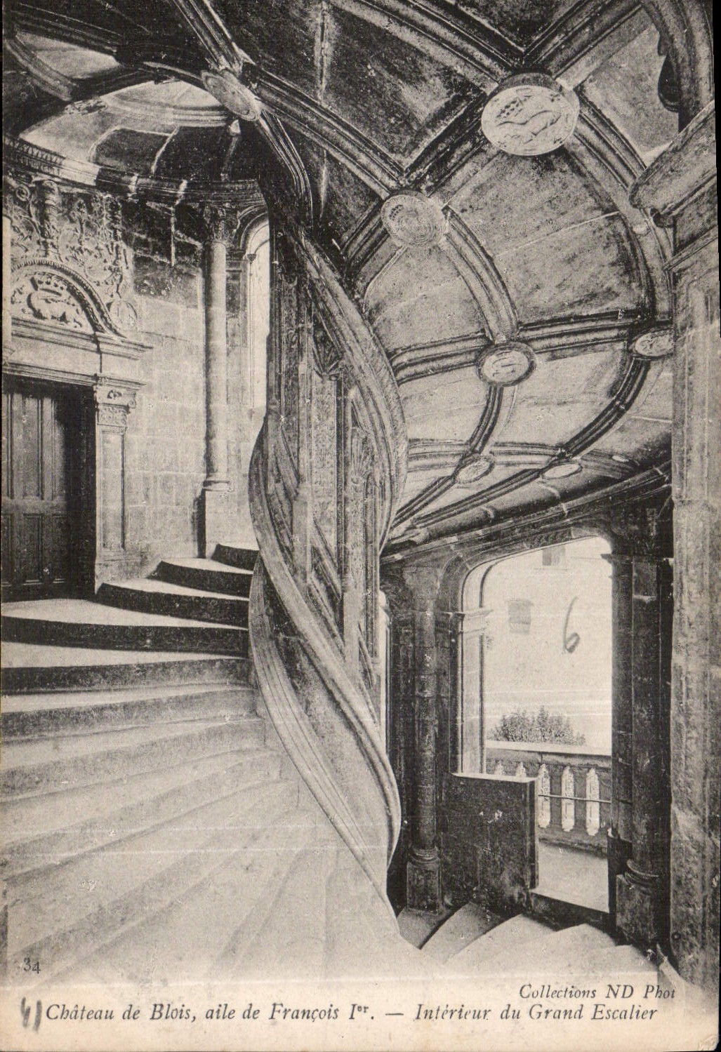 CPA Chateau de Blois aile de Francois I Interieur du Grand Escalier 