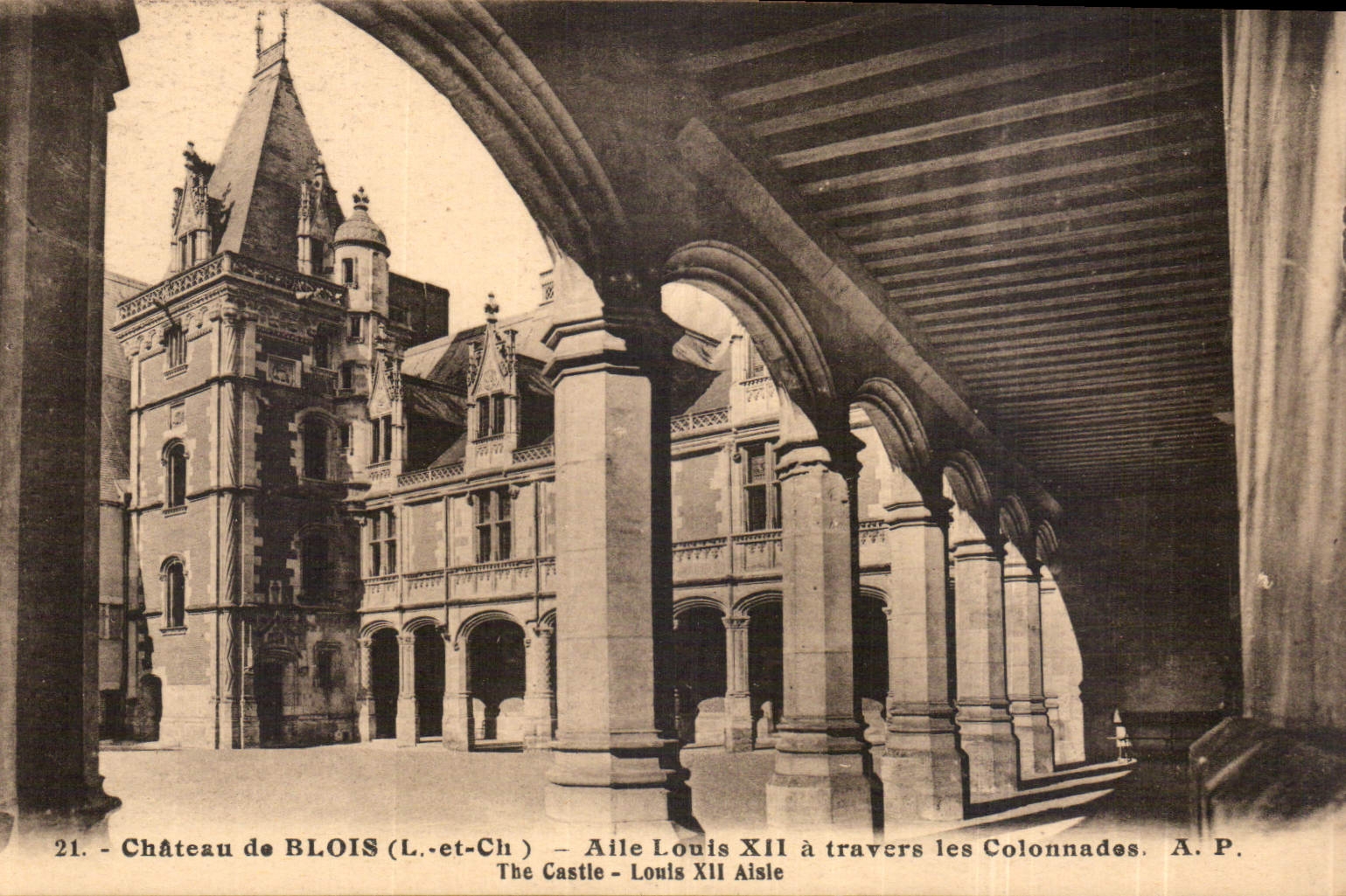 Schloss Blois — Flügel von Ludwig XII. durch die Säulen — A.P.
