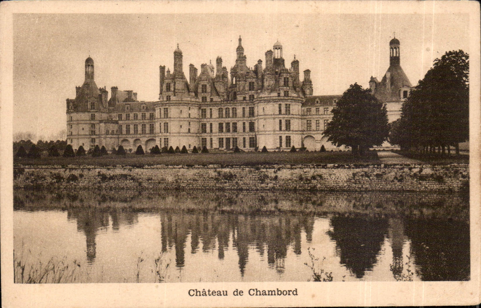 Château de Chambord — Ansicht des Schlosses und seines Spiegels — Verleger unbekannt