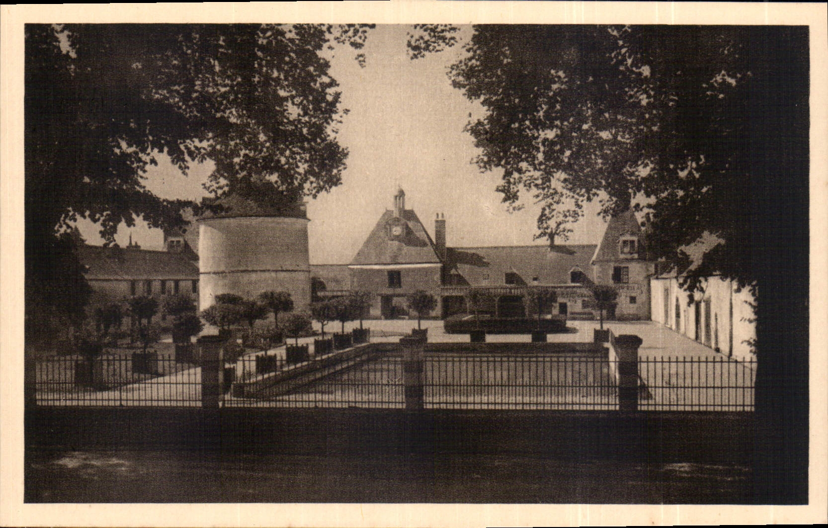 Cheverny (Loir-et-Cher) — Les Communs — Éditeur F. de Bertier