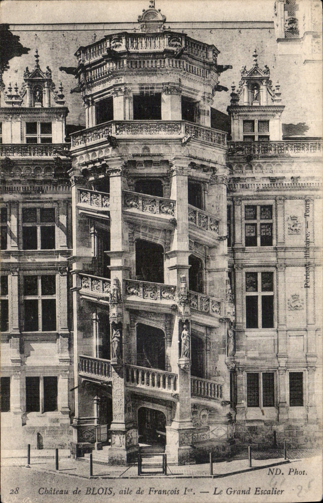 CPA Chateau de Blois aile de Francois I Le Grand Escalier 