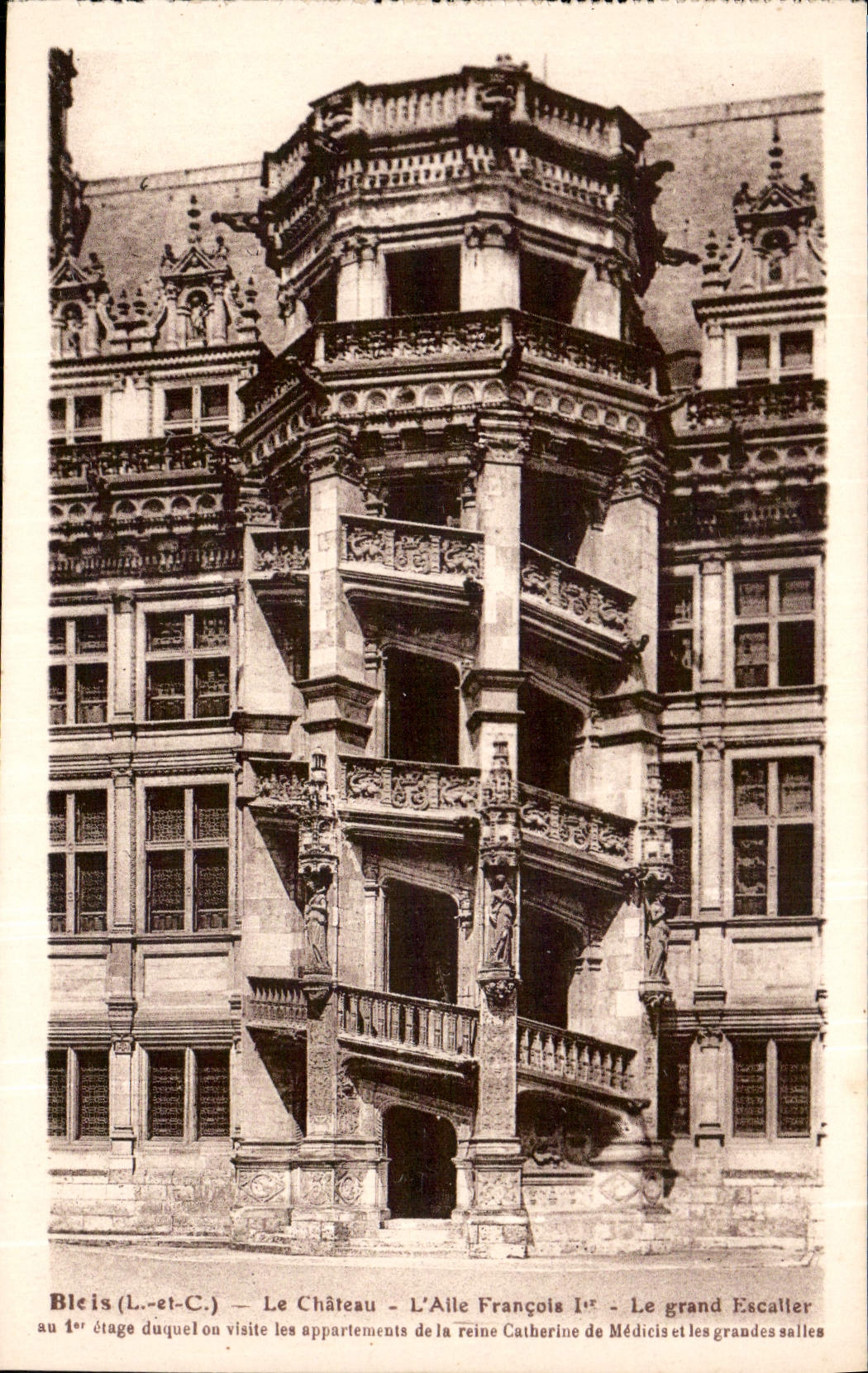 CPA Blois L et C  Le Chateau L'Aile Francois I Le grand Escalier 