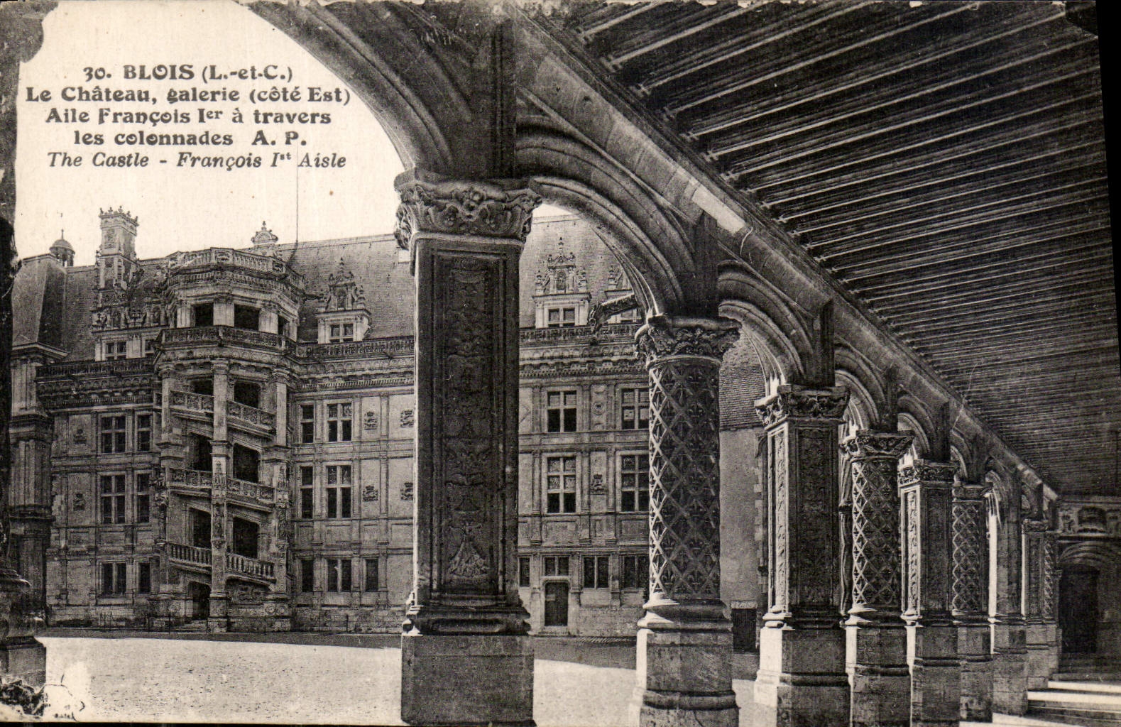 Blois (Loir-et-Cher) — Le Château, galerie (côté Est), Aile François Ier à travers les colonnades — A.P.