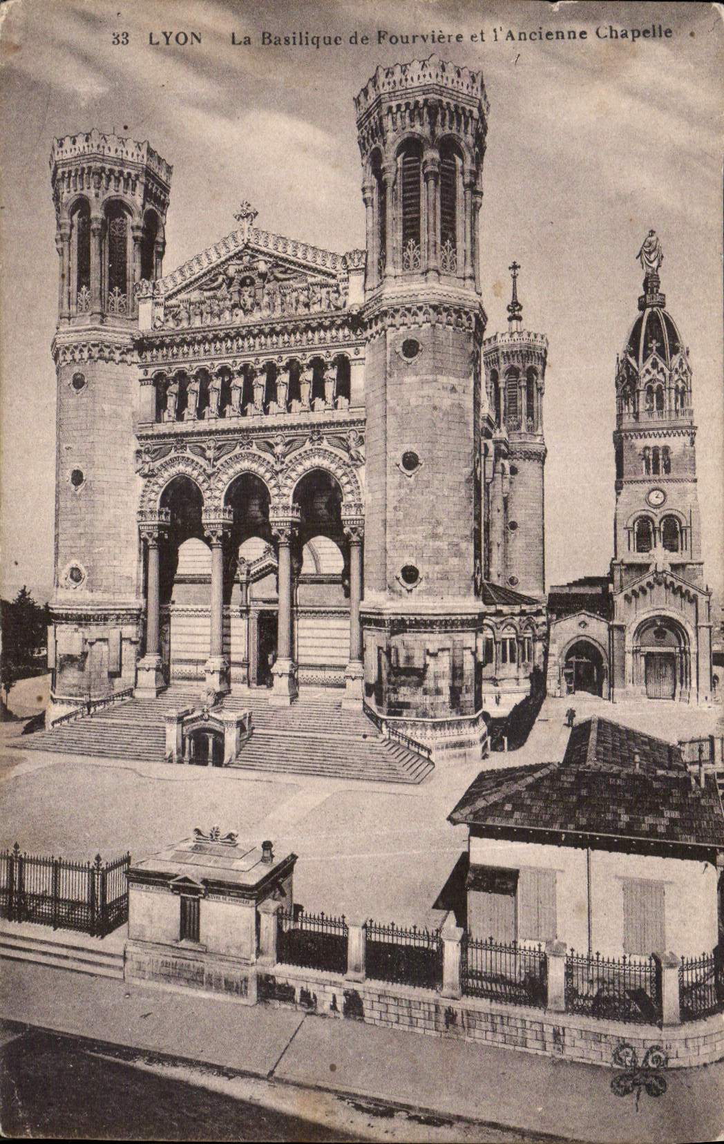 CPA Lyon la Basilique de Fourviere et l'Ancienne Chapelle 