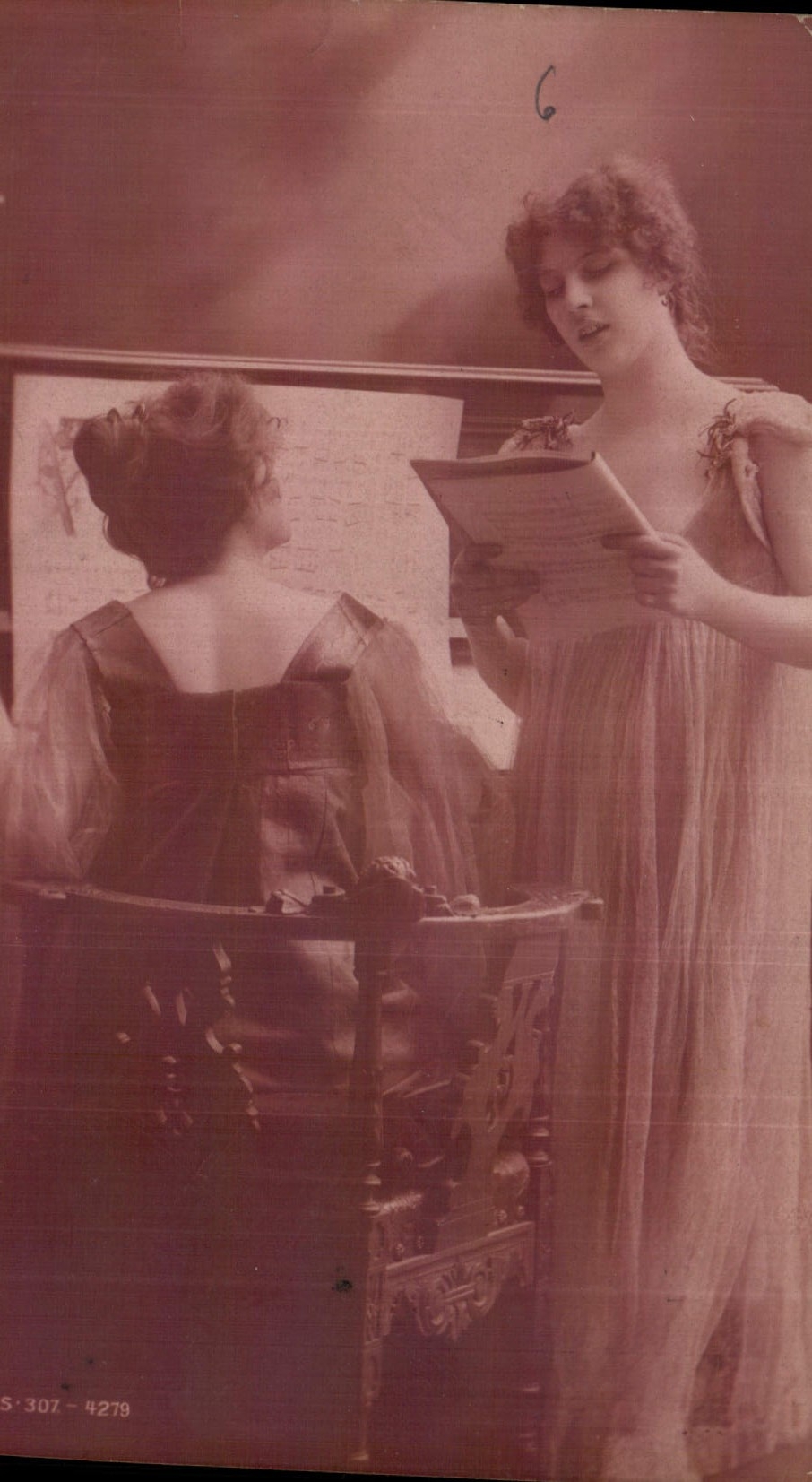 CPA Femme Piano