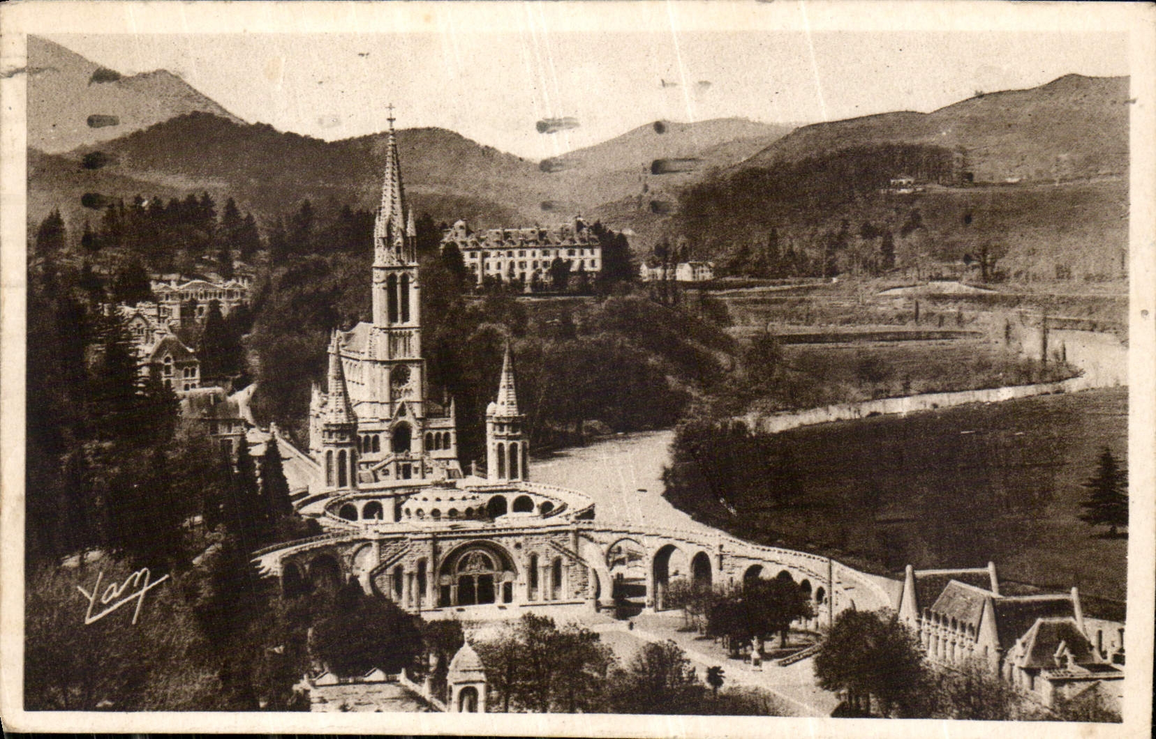 CPA Lourdes La Basilique vue du Chateau Fort 