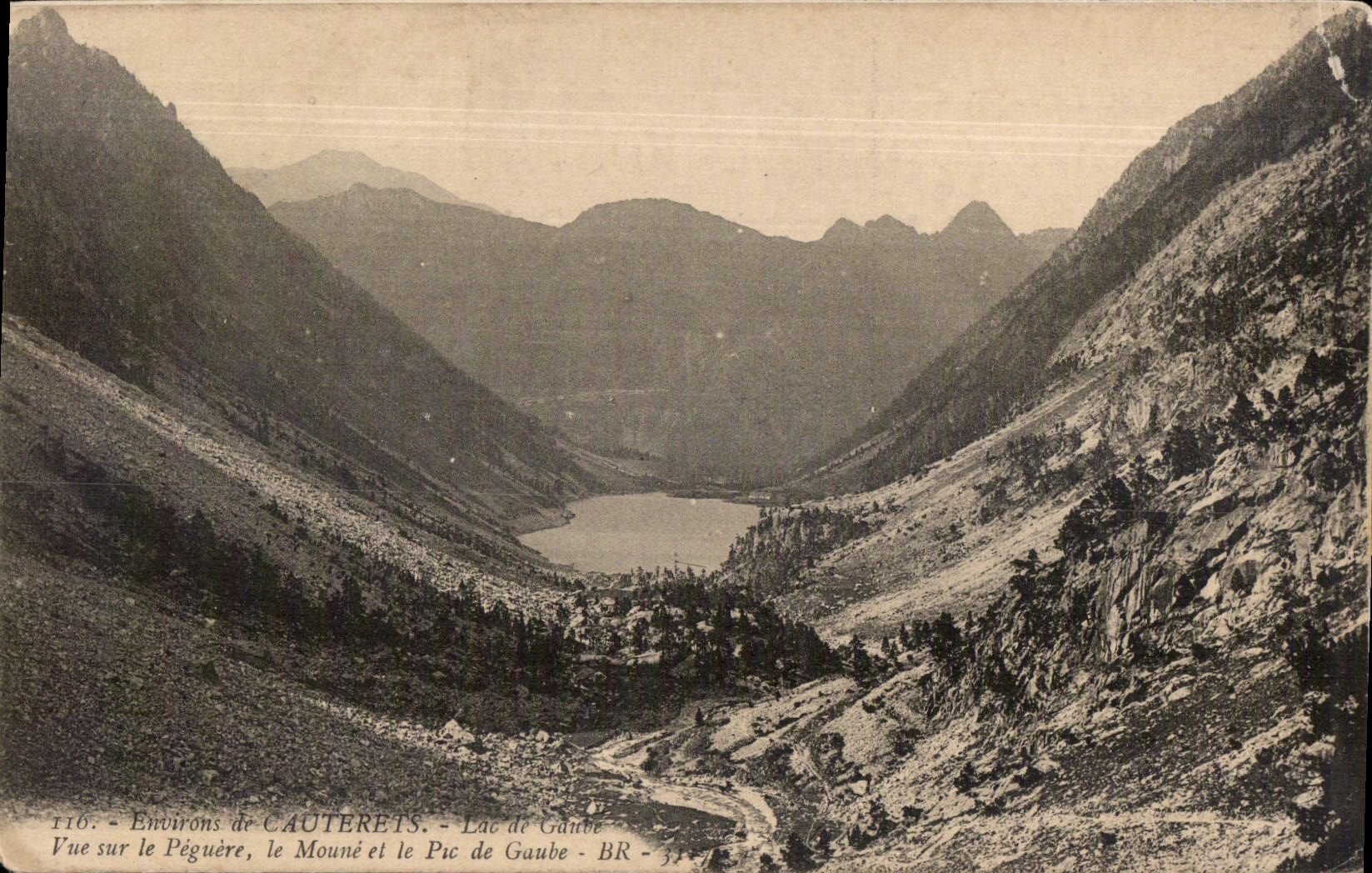 CPA Environs de Cautereis Lac de Gaube Vue sur le Peguere le Moune et le pic de Gaute 