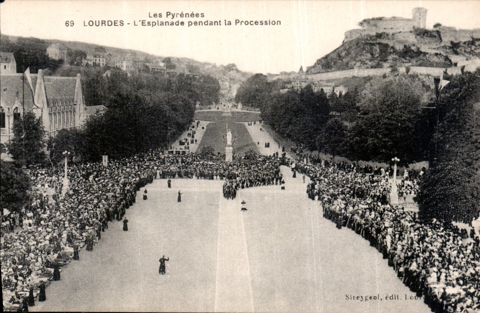 CPA Les Pyrenees Lourdes L'Esplanade pendant la Procession 