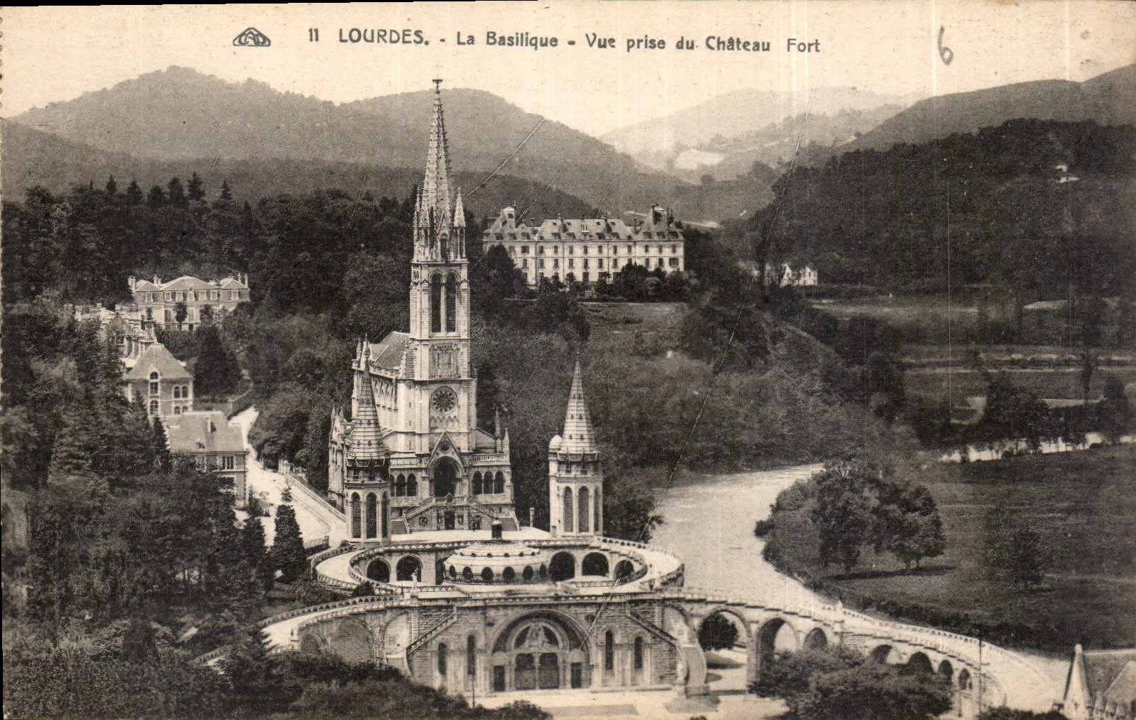 CPA Lourdes La Basilique Vue prise du Chateau Fort 