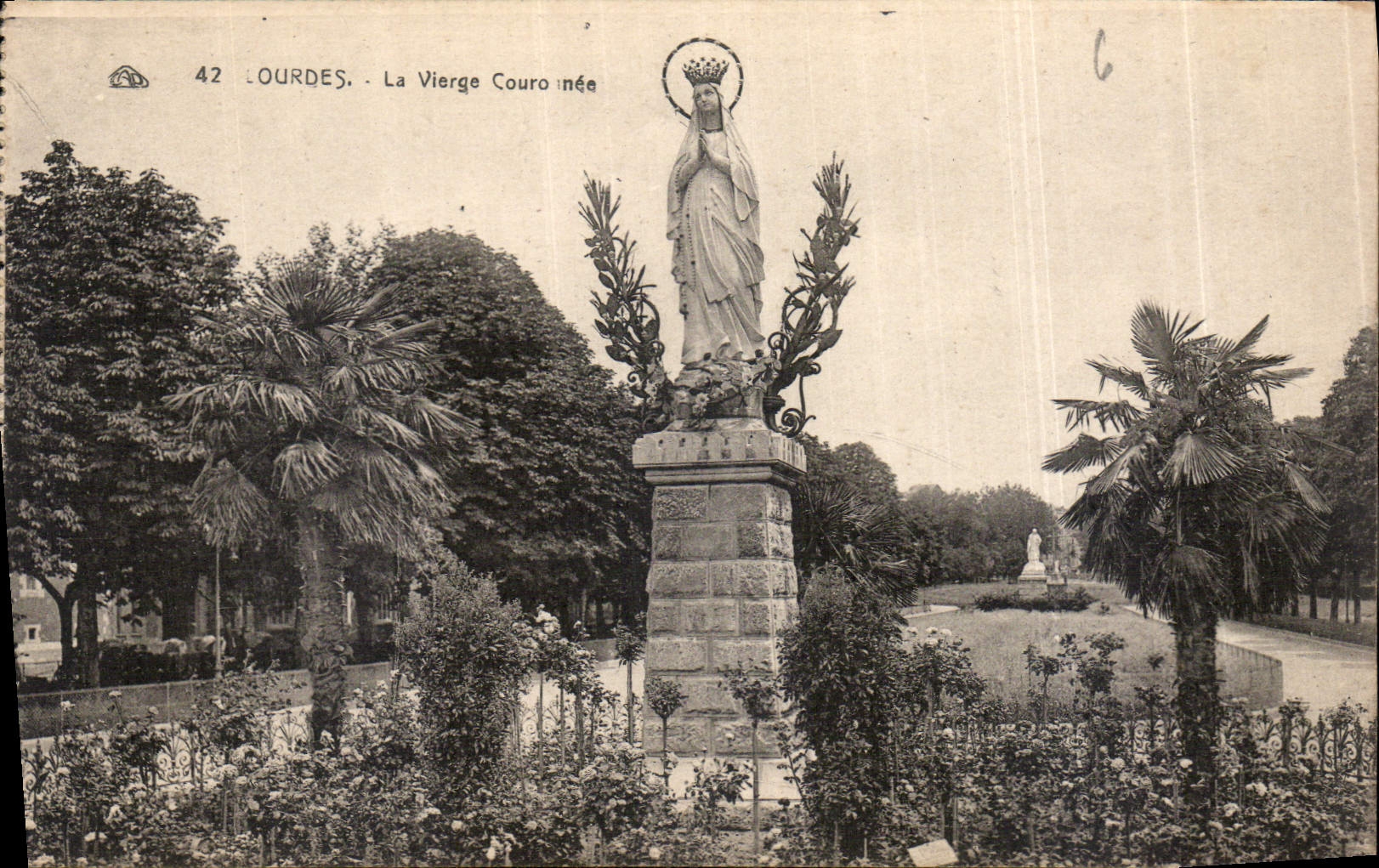 CPA Lourdes La Vierge Couronnee 