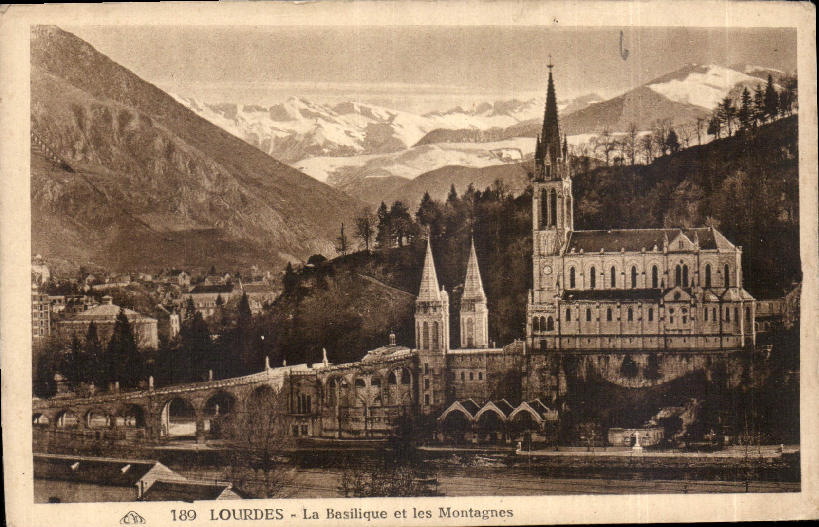 CPA Lourdes La Basilique et les Montagnes 