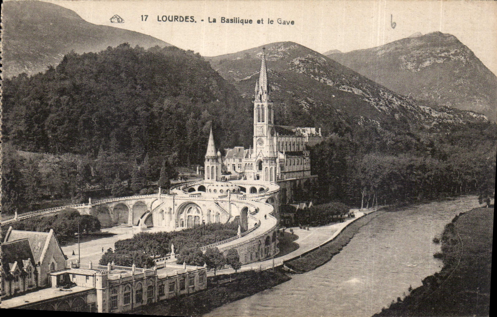 CPA Lourdes La Basilique et le Gave 
