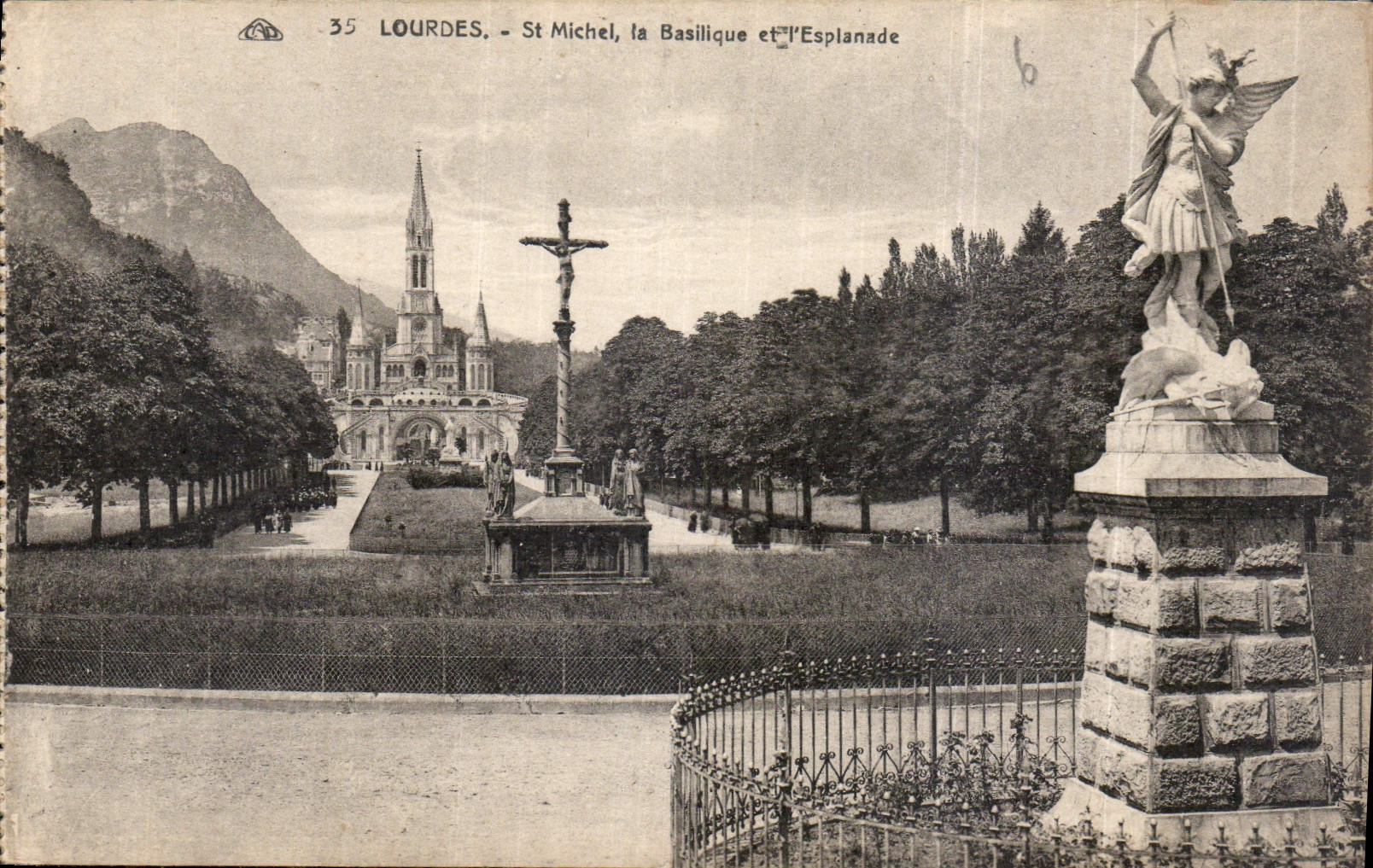 CPA Lourdes St Michel la Baslique et l'Esplanade 