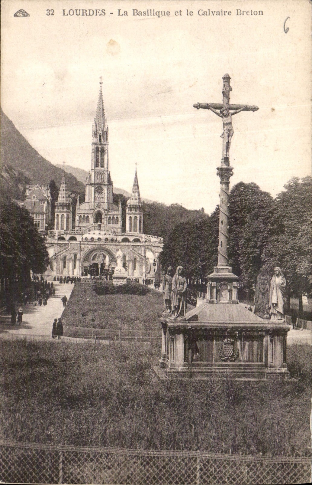 CPA Lourdes La Basilique et le Calvaire Breton 