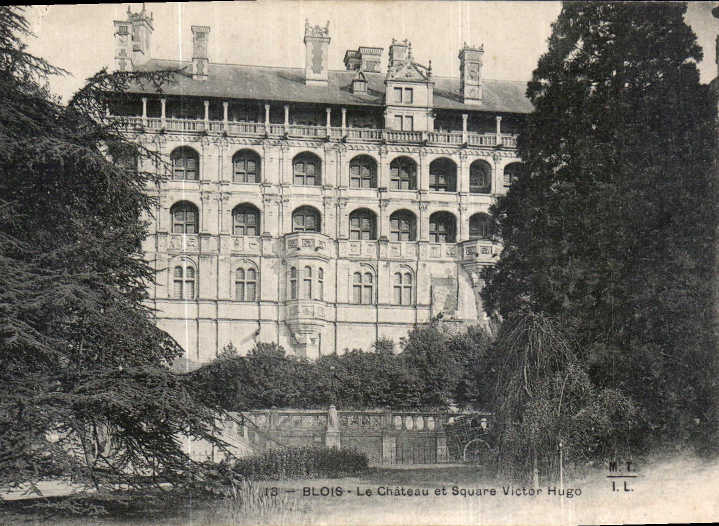 Blois — Le Château et Square Victor Hugo — M.T. I.L.