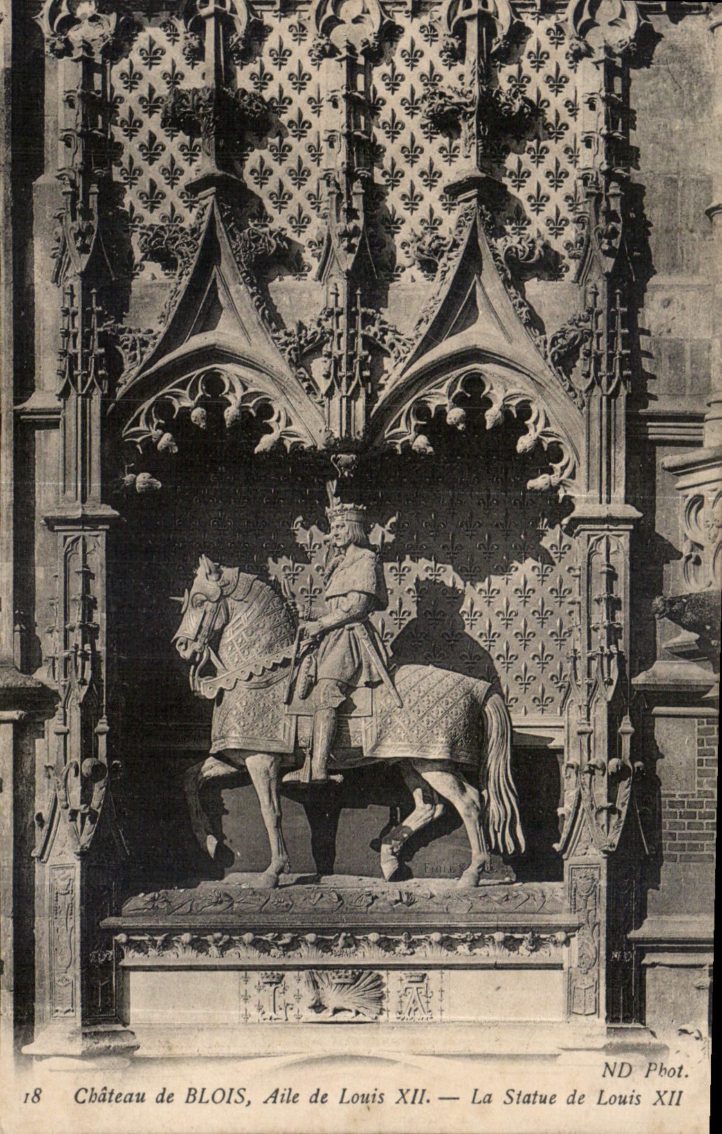 Château de Blois, Aile de Louis XII — La Statue de Louis XII — ND Phot.