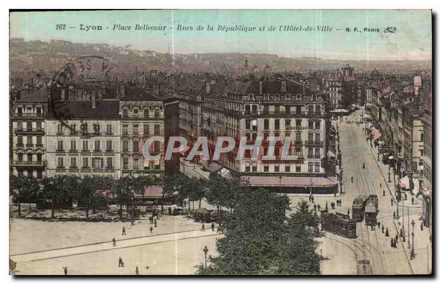 CPA Lyon Place Bellecour Rues de la Republique et de l'Hotel de Ville 