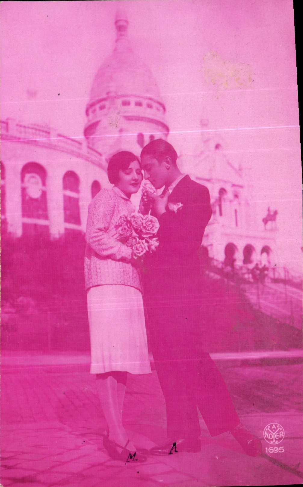 CPA Femme Sacre Cœur Montmartre