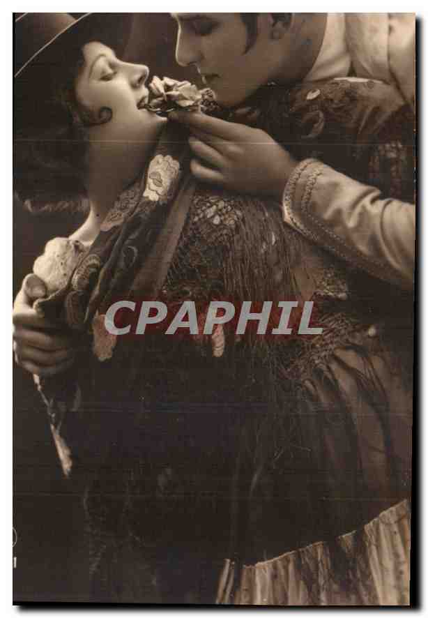 Scène d'amour — couple en tenue de spectacle — P-C Paris