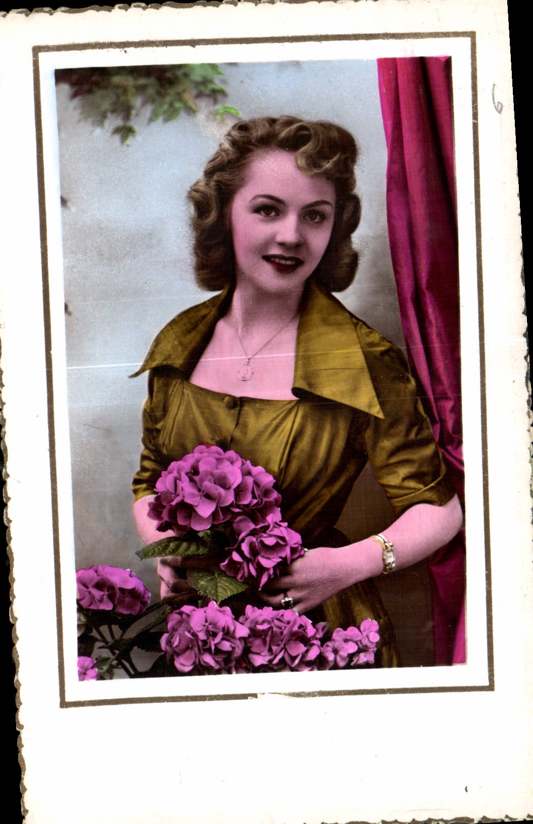 Femme en robe verte tenant des fleurs violettes — ARS Moderne - N° 20