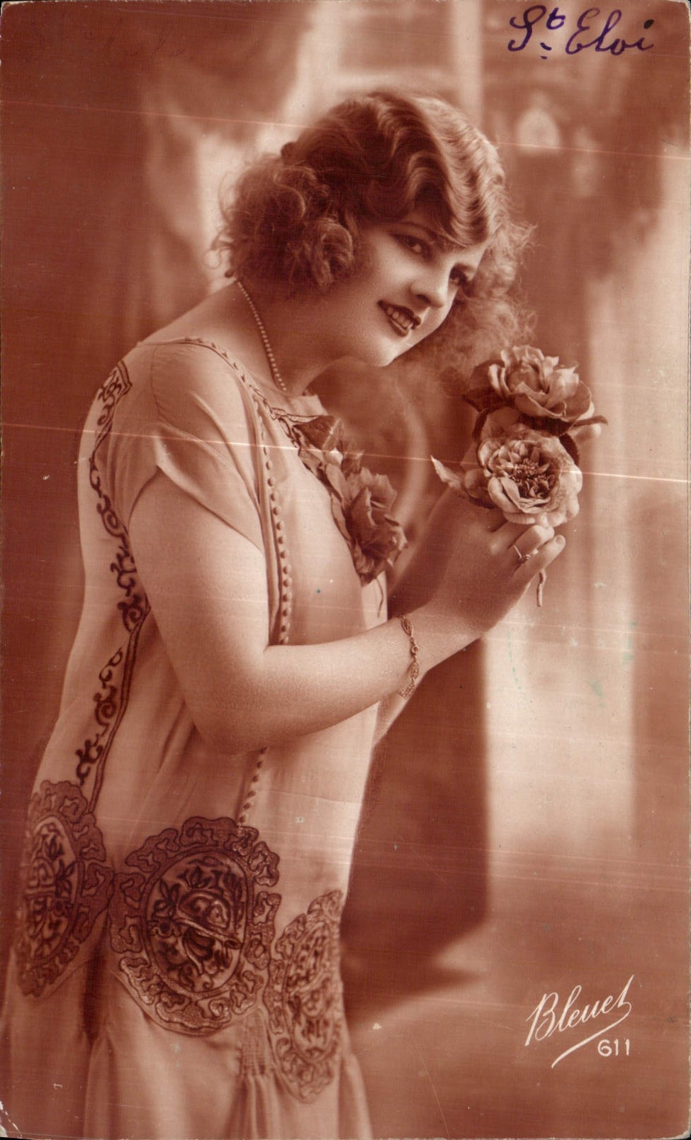 Jeune femme en robe ornée — tenant des roses — éditeur Bleuet, n° 611 - Recto