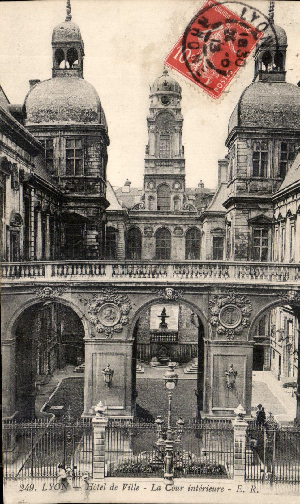 Lyon - Hôtel de Ville - La Cour intérieure - E. R. n°249