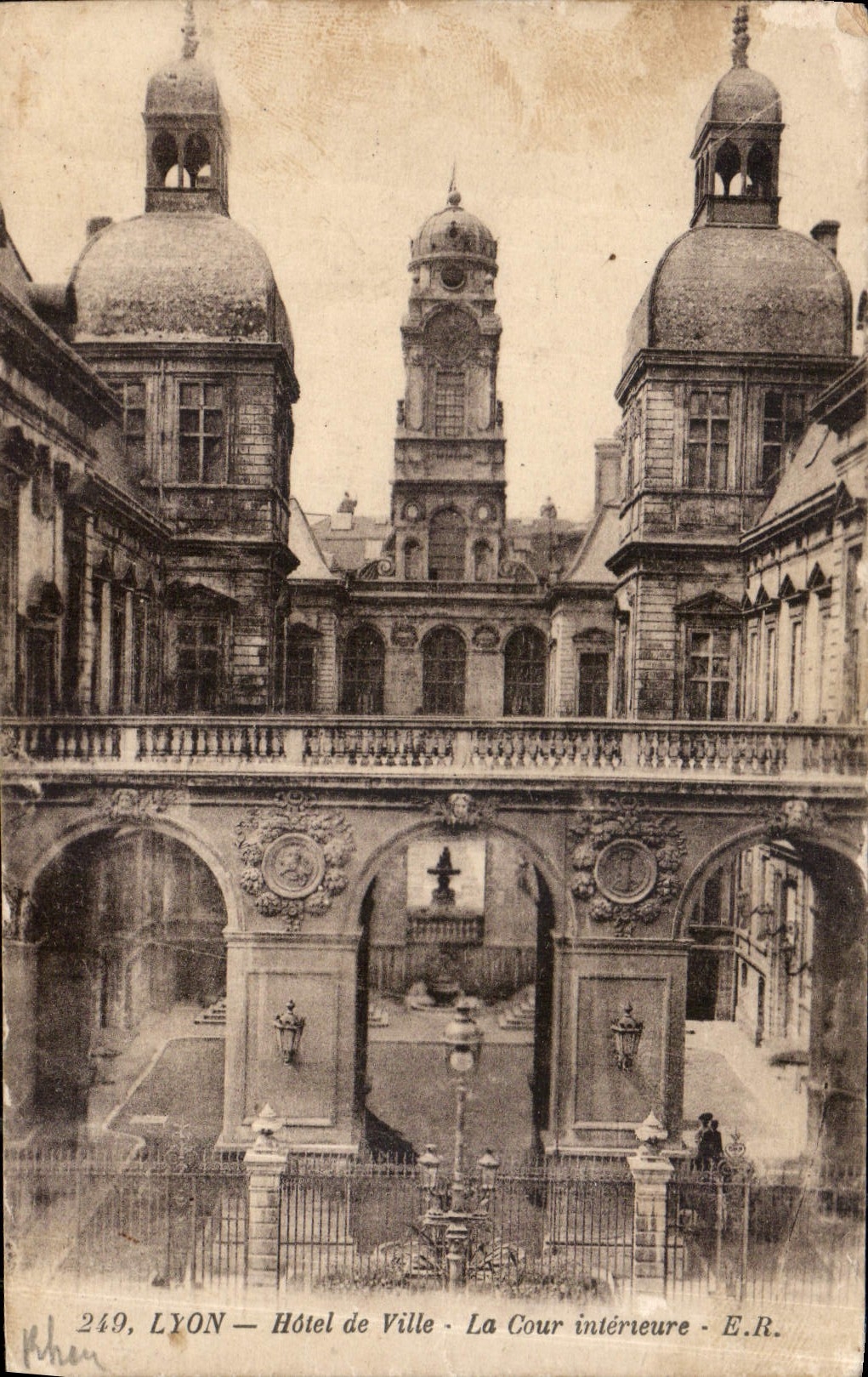 CPA Lyon hotel de ville la cour interieure 