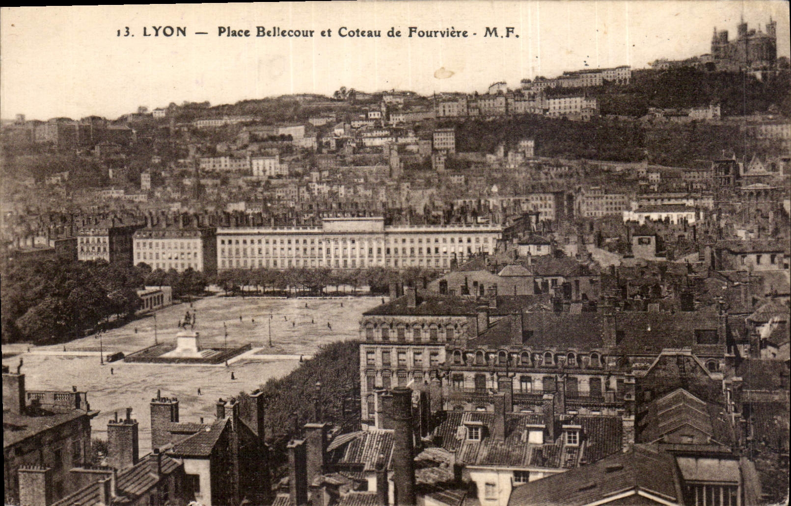 CPA Lyon place bellecour et coteau de Fourviere 