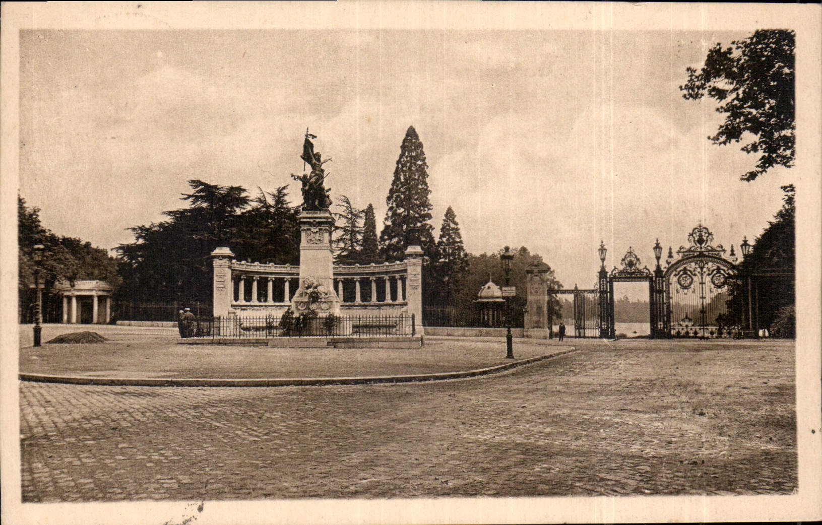 CPA Lyon monument des Enfants du Rhone et Entree du Parc de la Tete d'Or 