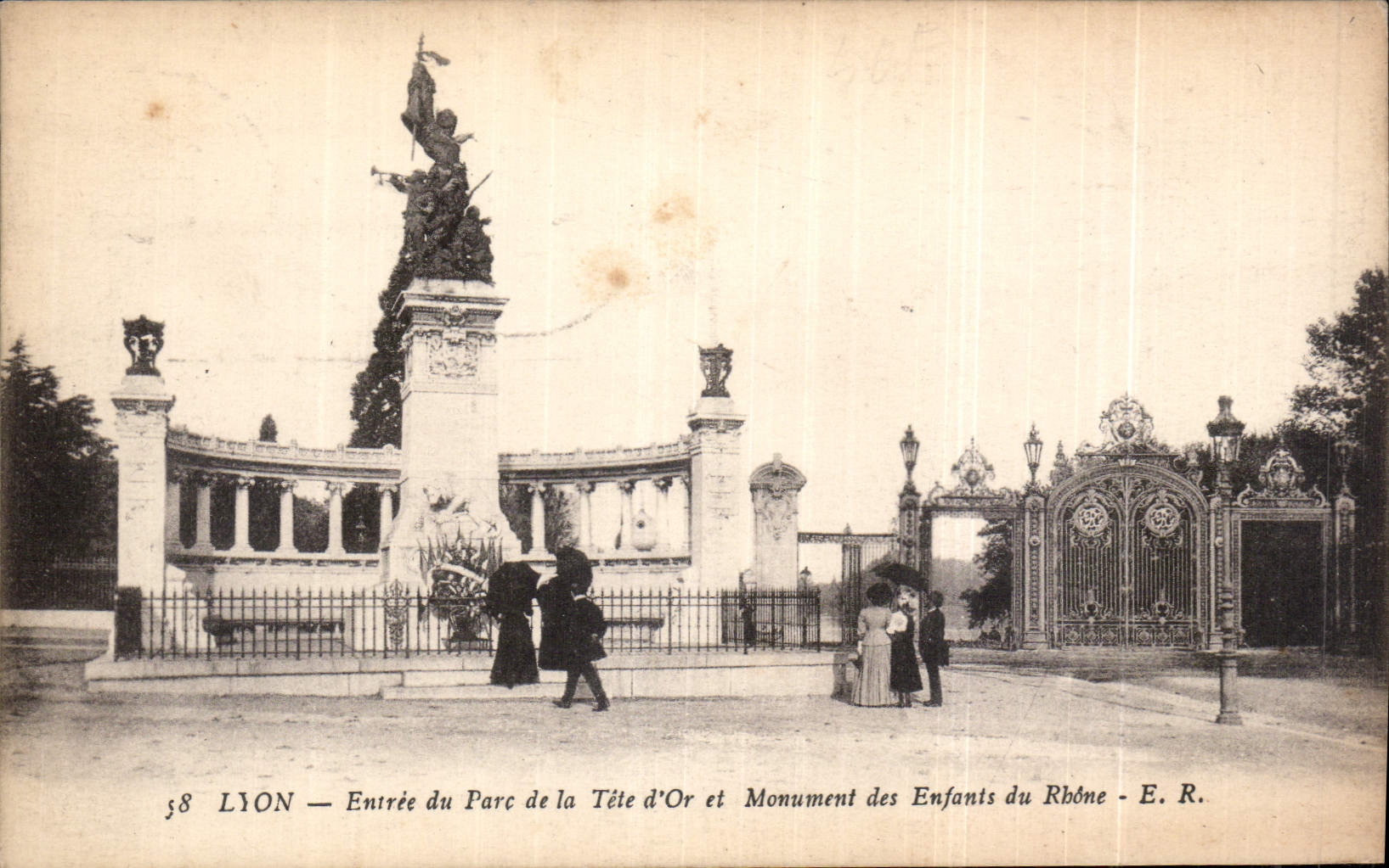 CPA Lyon Entree du Parc de la Tete d'Or et Monument des Enfants du Rhone 