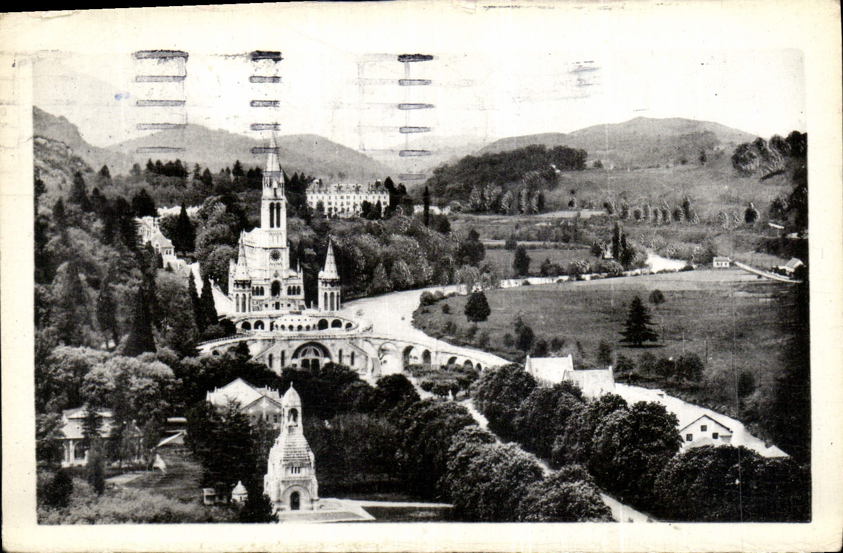 CPA Lourdes Vue d'ensemble sur la Basilique et la Calvaire prise du Chateau Port 