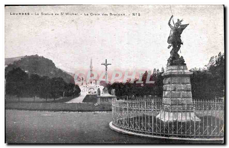 CPA Lourdes La Statue de St Michel La Croix des Bresons 