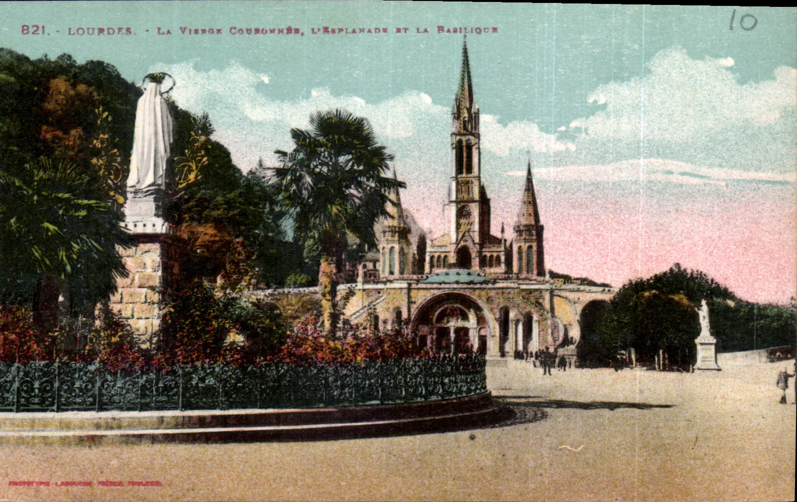 CPA Lourdes La Vierge Courinnee Basilique 