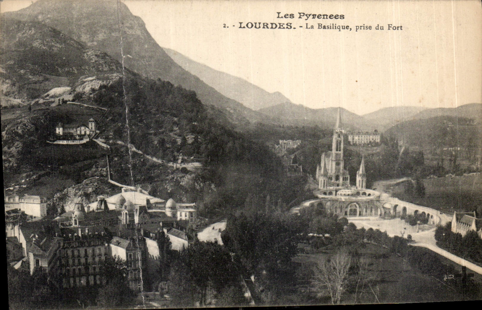 CPA Les Pyrenees Lourdes La Basilique prise du Fort 
