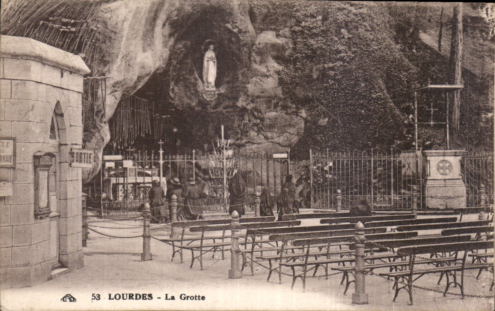 Lourdes - La Grotte — vue de la grotte de Massabielle avec la statue de Notre-Dame de Lourdes, éditeur 'Cabinet des Antiquités Postales' n°53