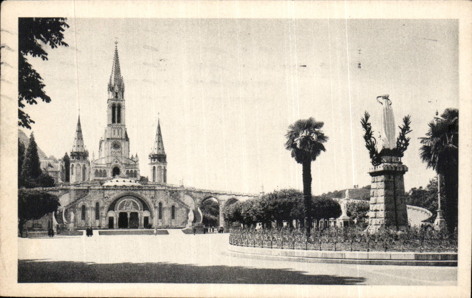 CPA Lourdes La Basilique et Vierge couronnee 