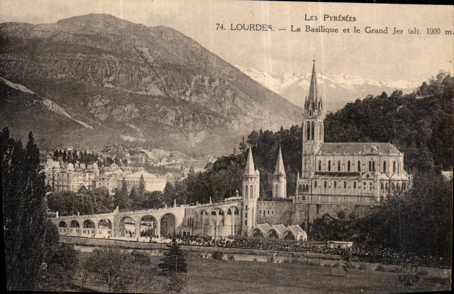 CPA Les Pyrenees Lourdes La Basilique et le Grand Jer 