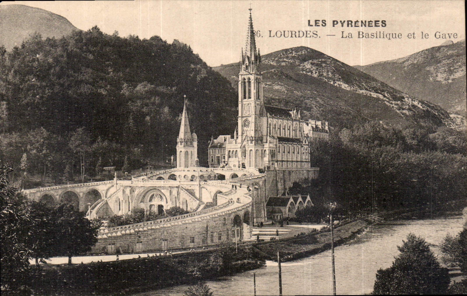 CPA Les Pyrenees Gavarnie La Basilique et le Gave 