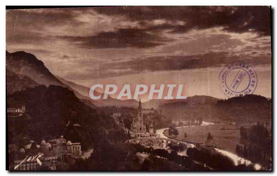 CPA Toute la France Lourdes H P La Basilique vue du Chateau 