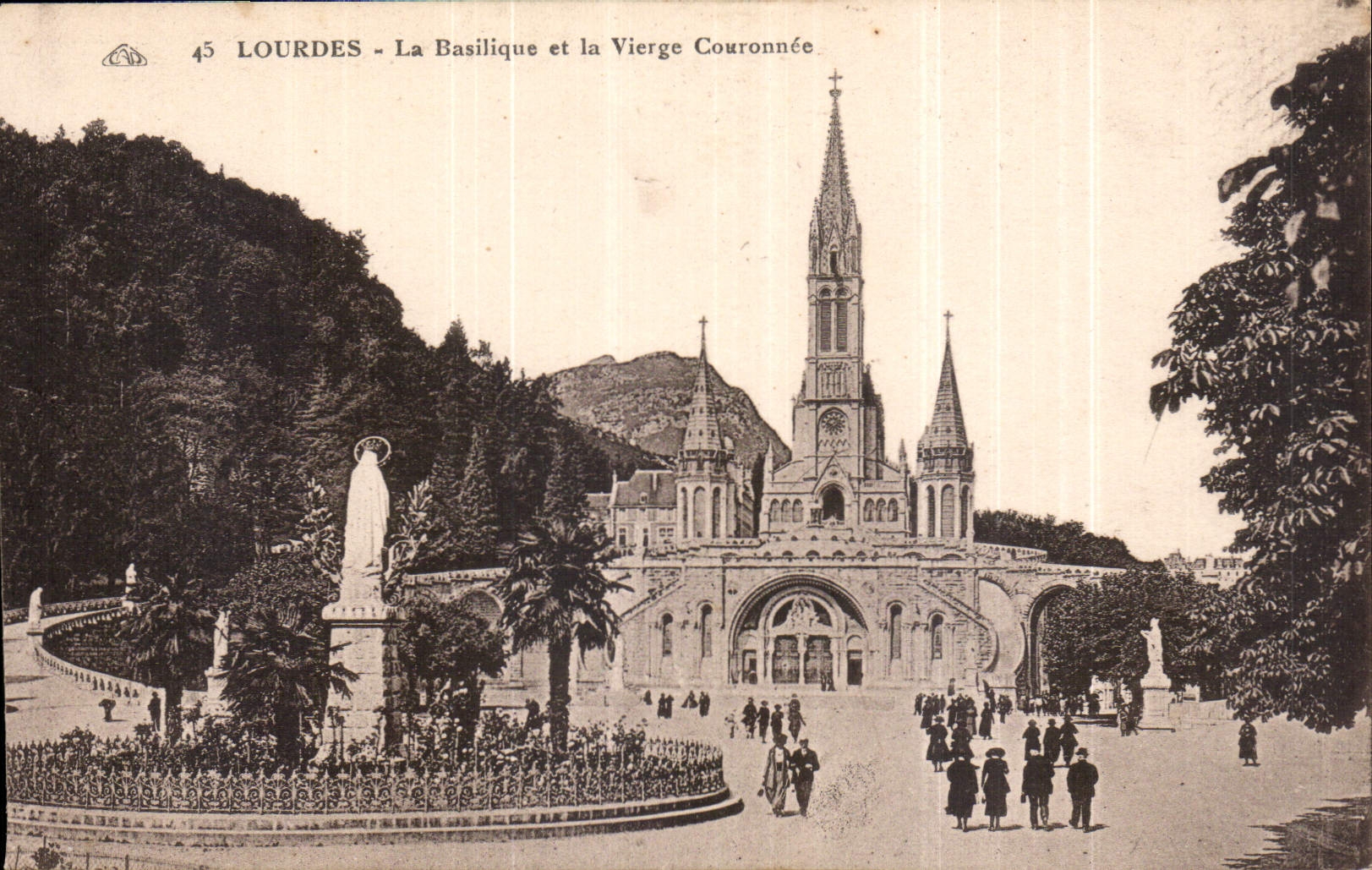 CPA Lourdes La Basilique et la Vierge Couronnee 