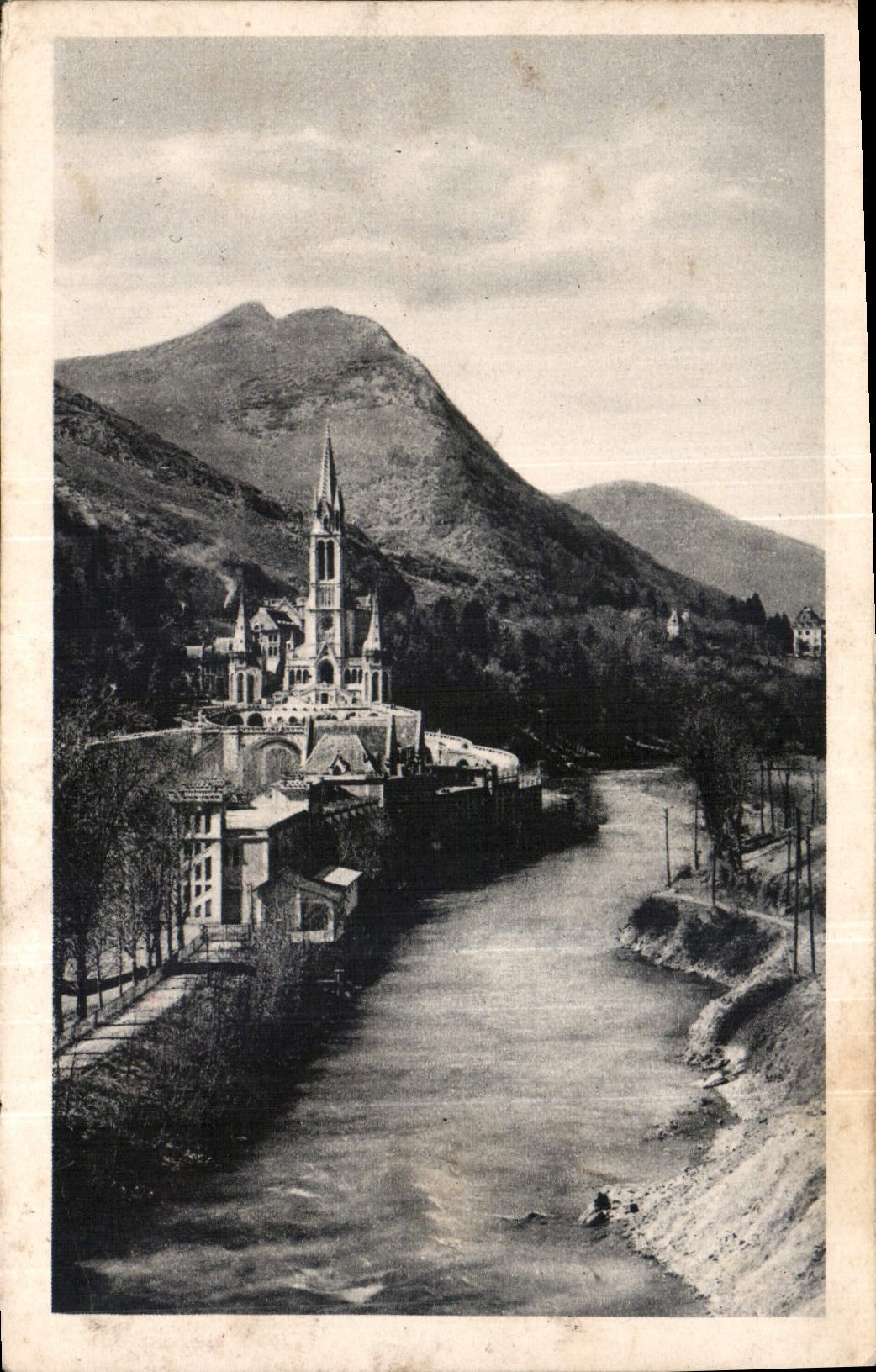 CPA Lourdes La Basilique et le Gave P D 