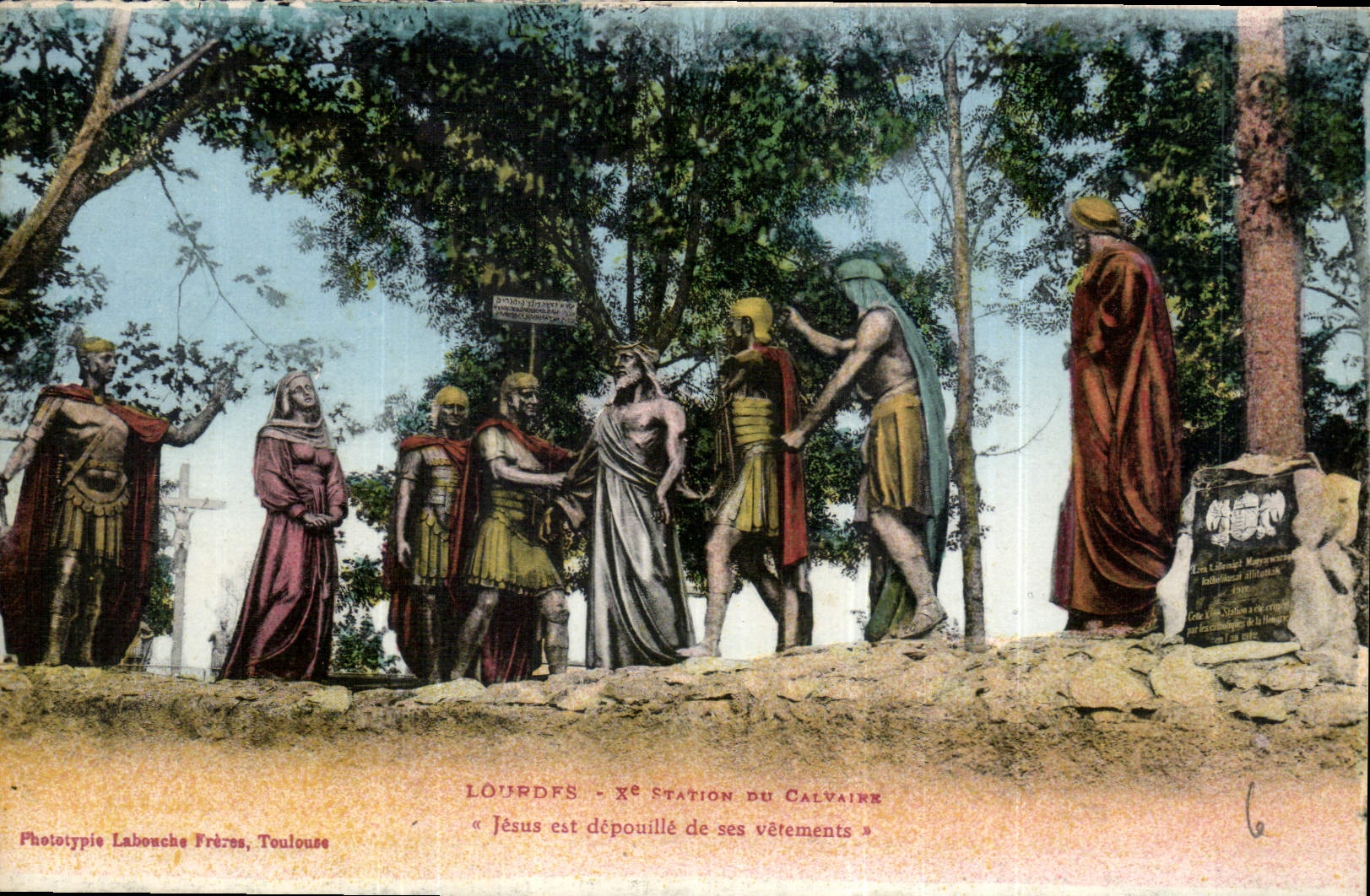 CPA Lourdes Xe station du Calvaire Jesus est depouille de ses vetements 