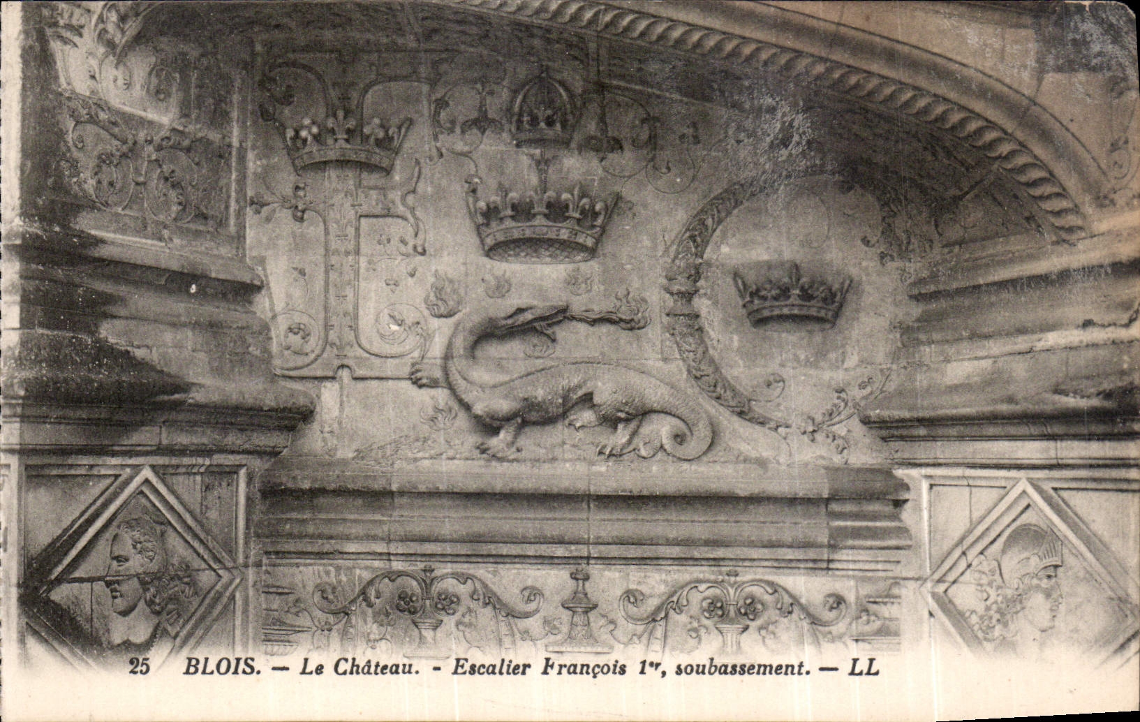 CPA Blois le Chateau escalier francois Ier soubassement 