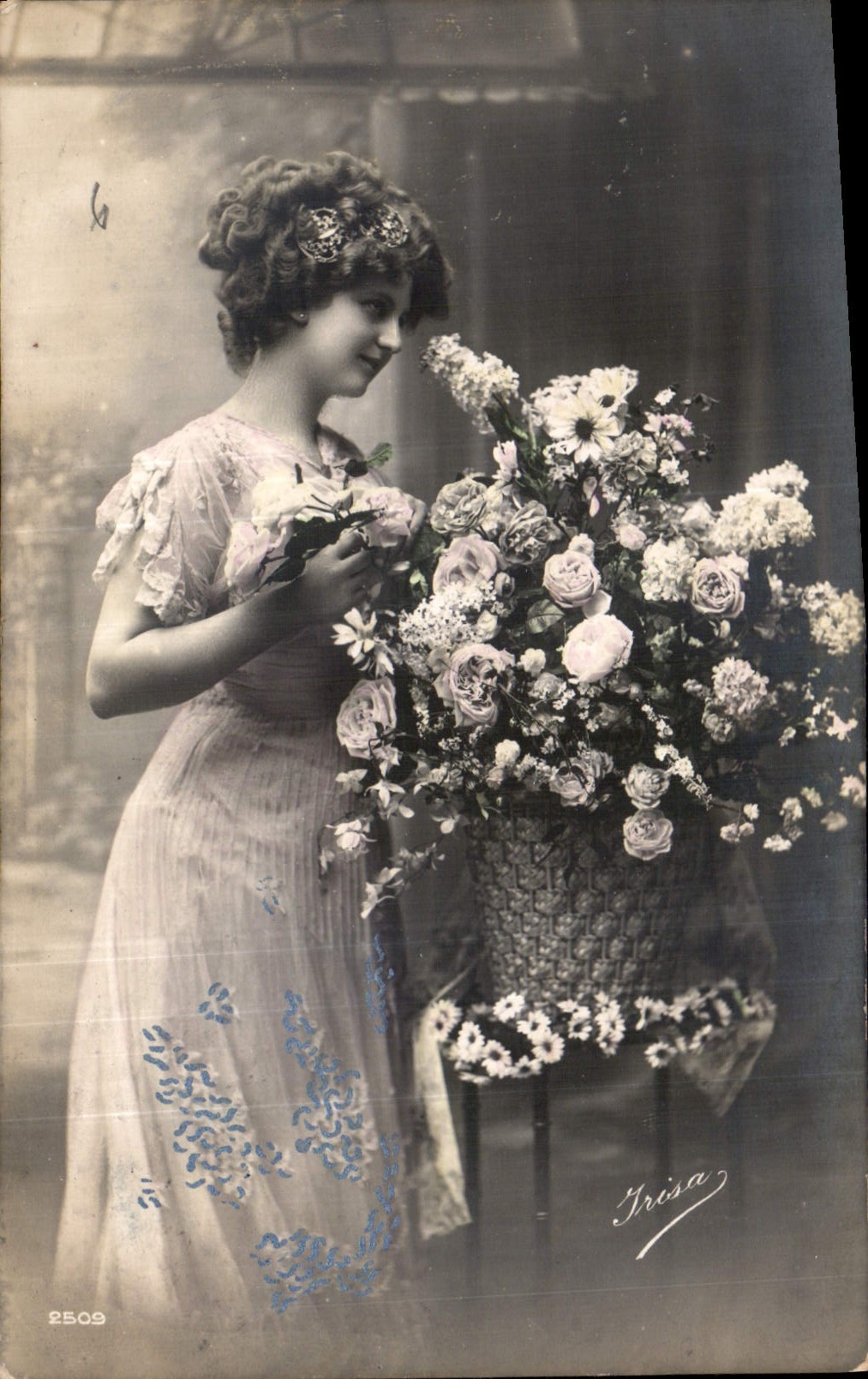 Jeune femme en robe à motifs — avec grand bouquet — éditeur Irisa, n° 2509