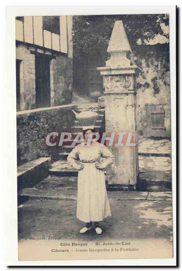 Kust van Baskenland — Saint Jean-de-Luz — jonge Baskische vrouw bij de fontein — Dargains, uitgever
