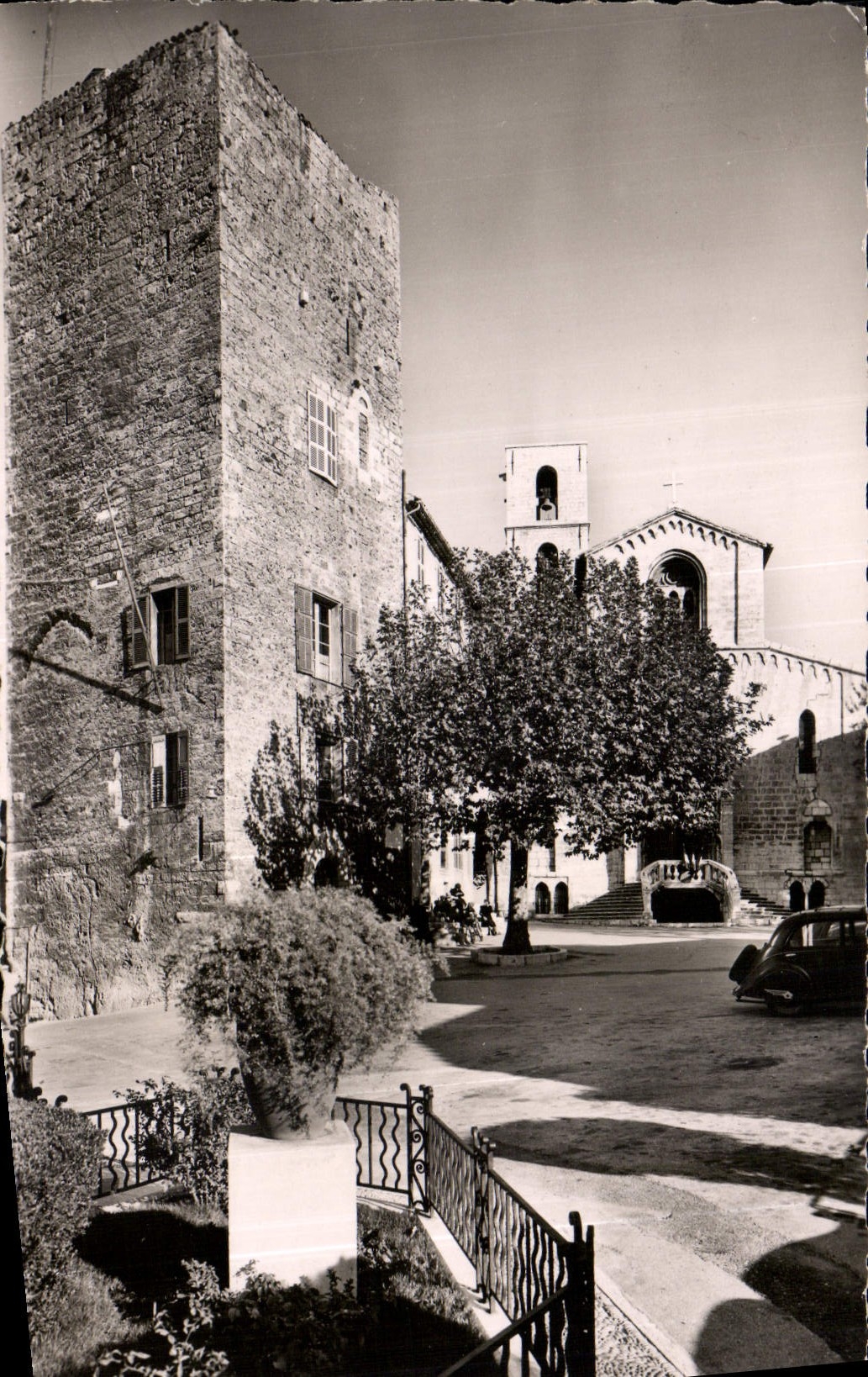 CPA Grasse l'ancienne cathedrale Notre Dame XII S et la Tour carree XII S de l'Hotel de Ville 
